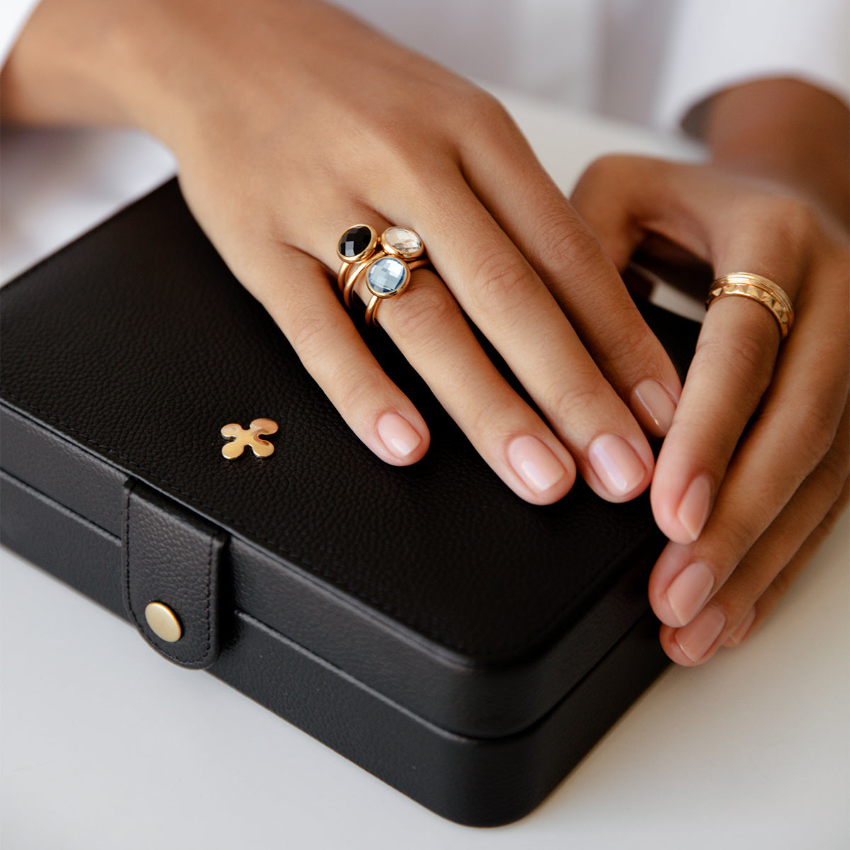 Cutie neagră de bijuterii, Lilou