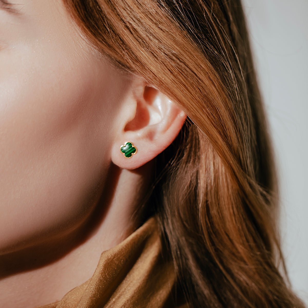 Cercei din aur galben cu tija trifoi rotund de 0.8 cm, Malachit verde - Cercei cu surub - 4/8/KOL/NGM/ZZ - Lilou - Tessora
