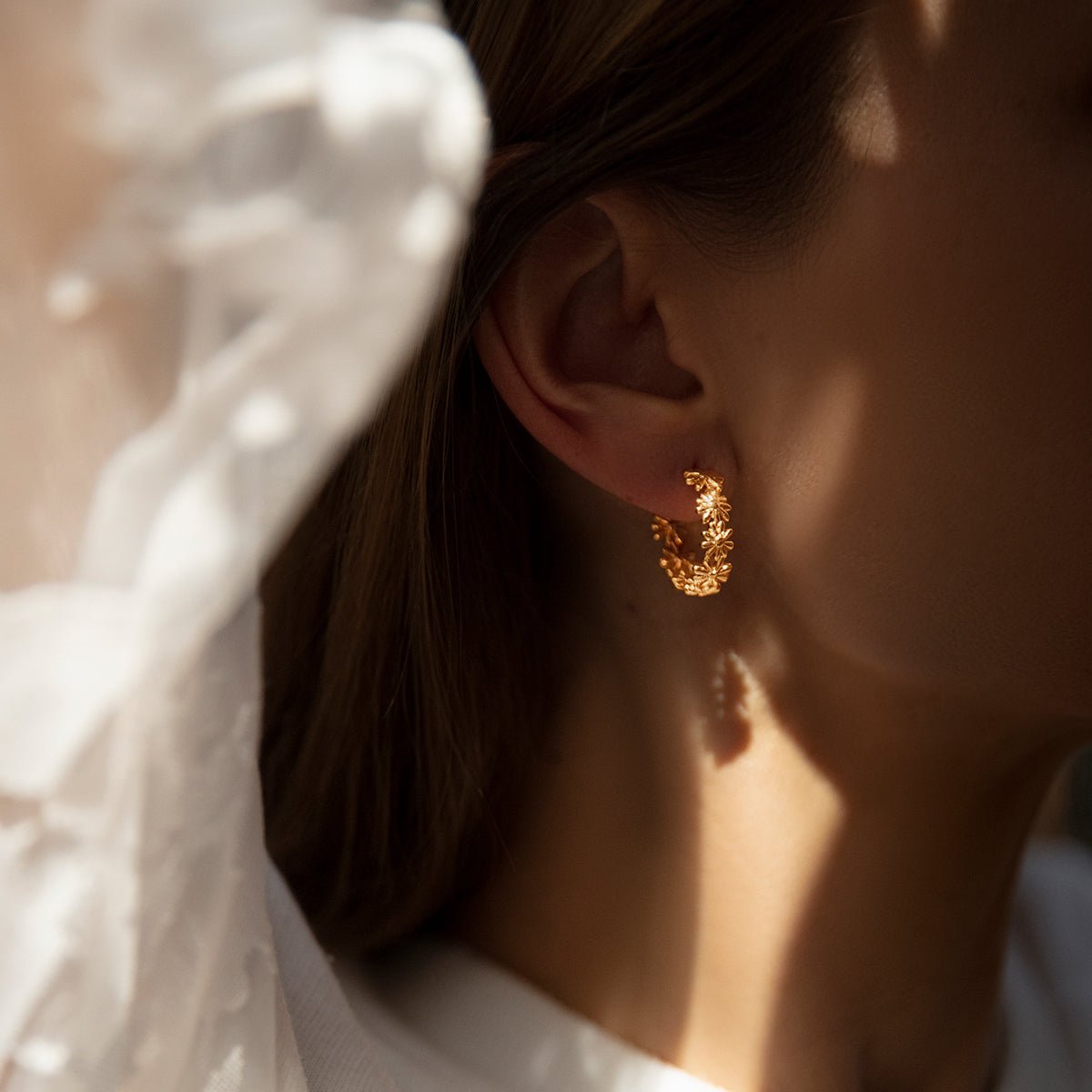 Cercei Flowers semi - circulari de 2 cm, placati cu aur - Cercei cu surub - 125/20/KOL/PO - Lilou - Tessora