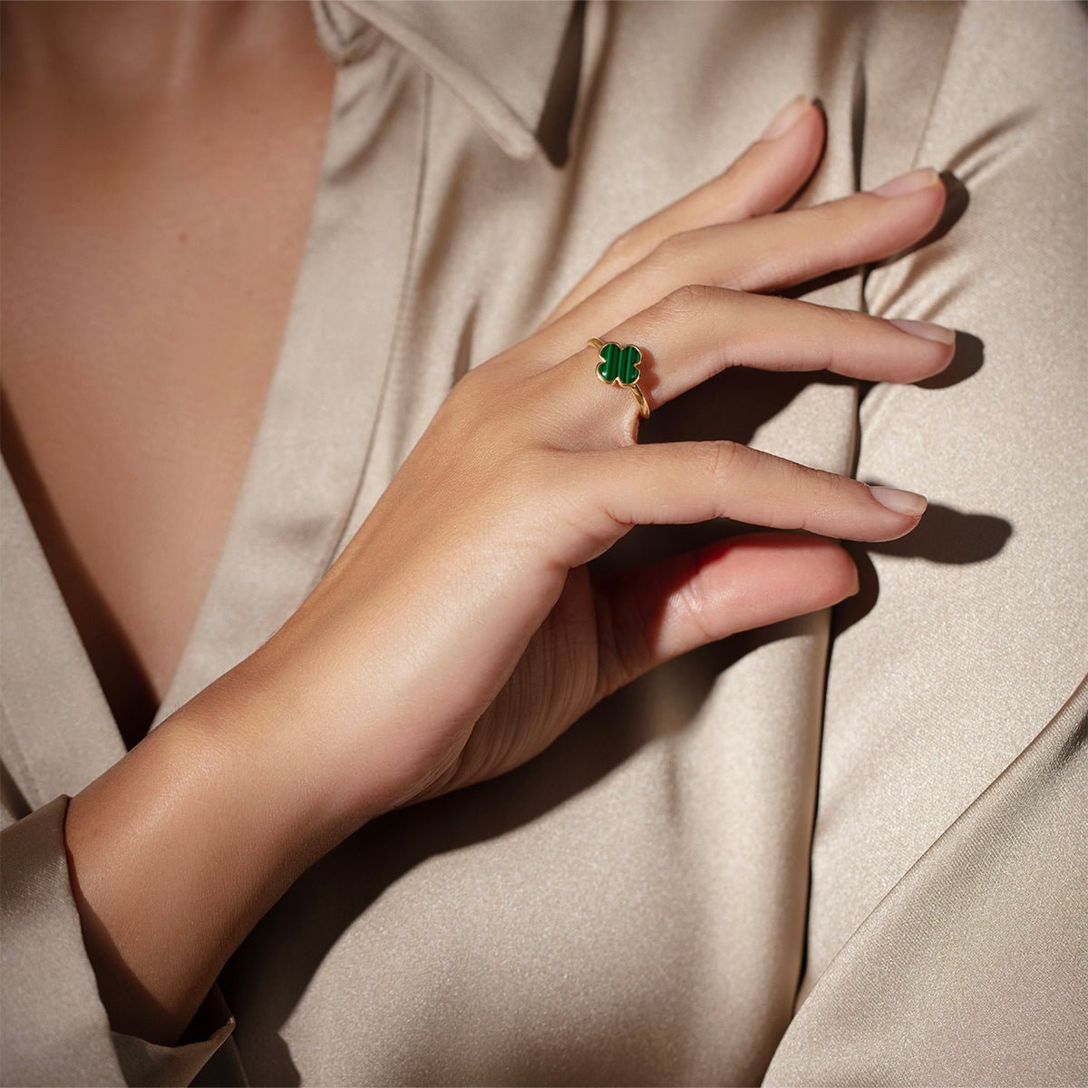 Inel din aur galben 585 cu trifoi rotund din Malachit verde - Inele - 4/10/PIE/NGM/11/ZZ - Lilou - Tessora